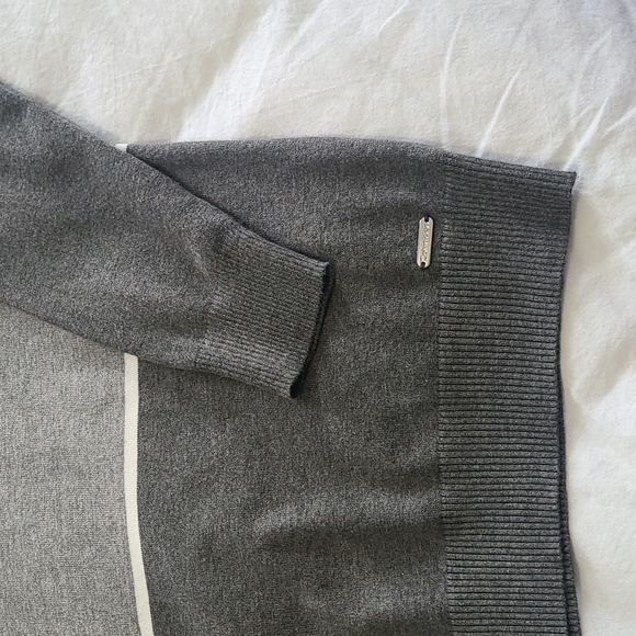 Calvin Klein Turtleneck Sweater.   Size Medium.   Gray - Picture 5 of 6